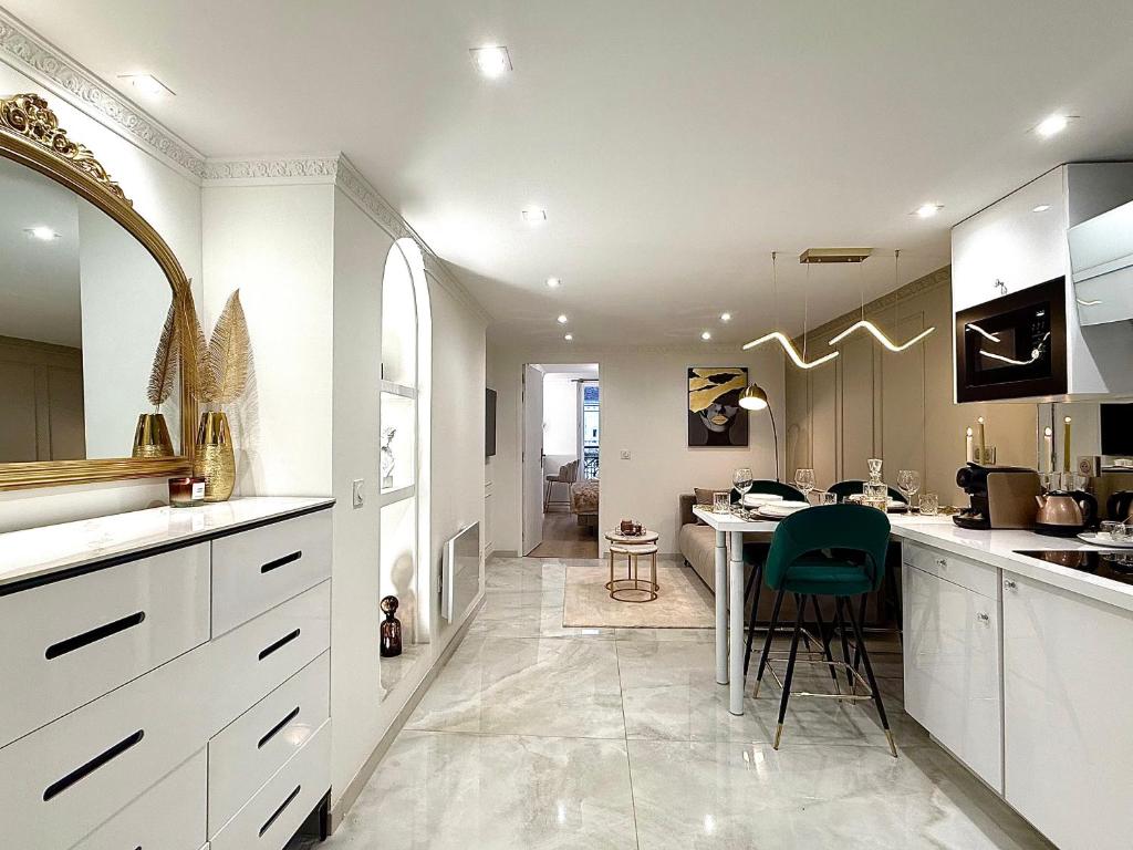 Photo de la galerie de l'établissement La Suite Spacieuse - avec Balcon - Cœur de Dijon, à Dijon