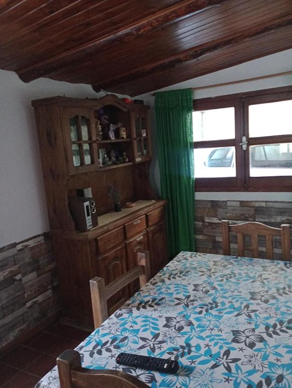 Un dormitorio con una cama y una mesa y una ventana. en Casaluma, en Jose De San Martin