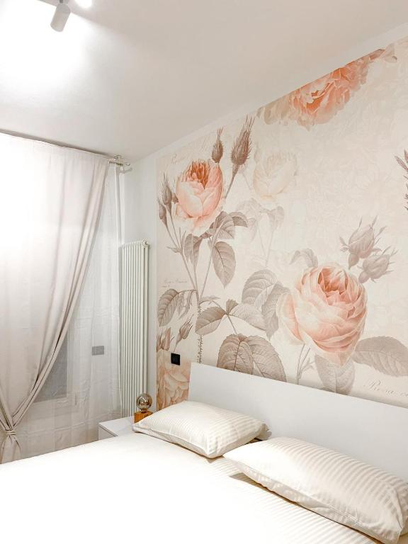 a bedroom with a flower mural on the wall at APT Matteucci 18 Romantic Apartment RAVENNA Centro Storico Parcheggio Privato in Ravenna