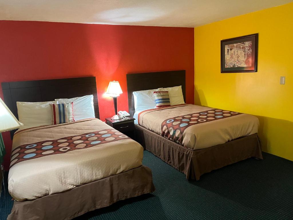 Postel nebo postele na pokoji v ubytování Holly Motel Southampton