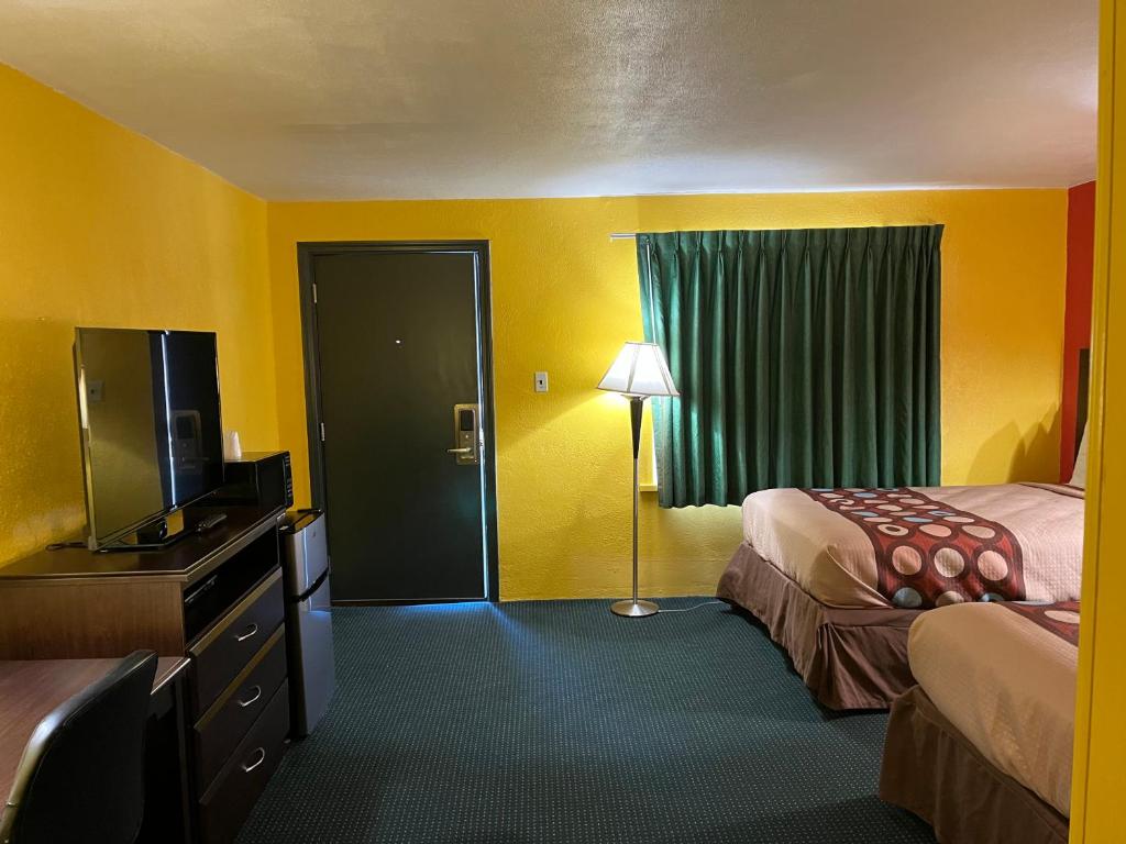 Postel nebo postele na pokoji v ubytování Holly Motel Southampton