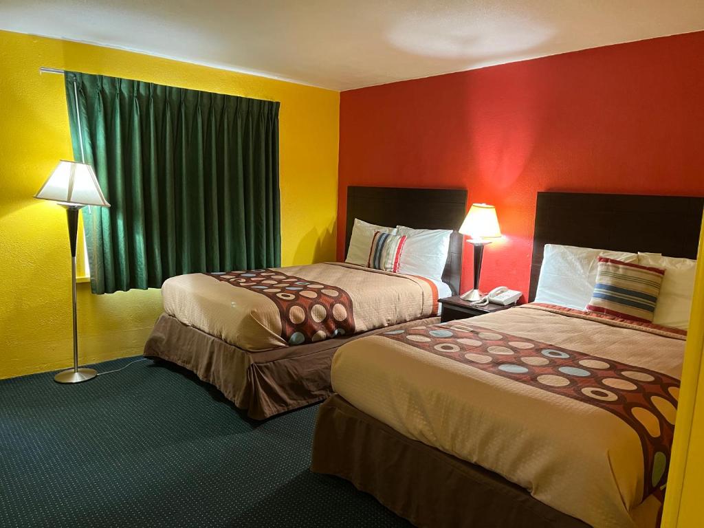 Postel nebo postele na pokoji v ubytování Holly Motel Southampton