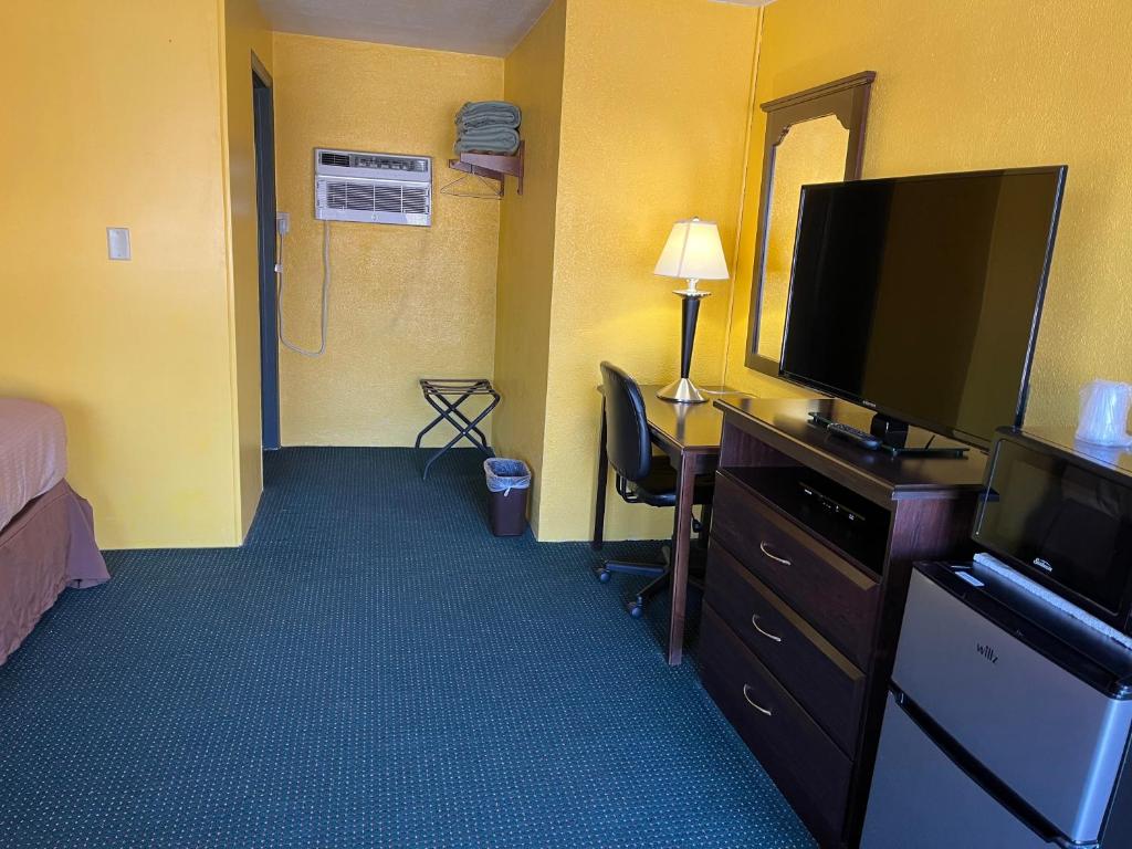 TV a/nebo společenská místnost v ubytování Holly Motel Southampton