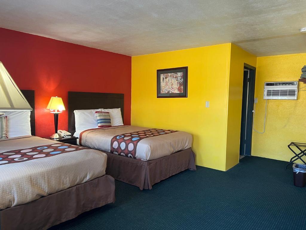 Postel nebo postele na pokoji v ubytování Holly Motel Southampton