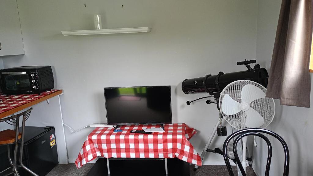 TV a/nebo společenská místnost v ubytování Charming Backyard Sleepout