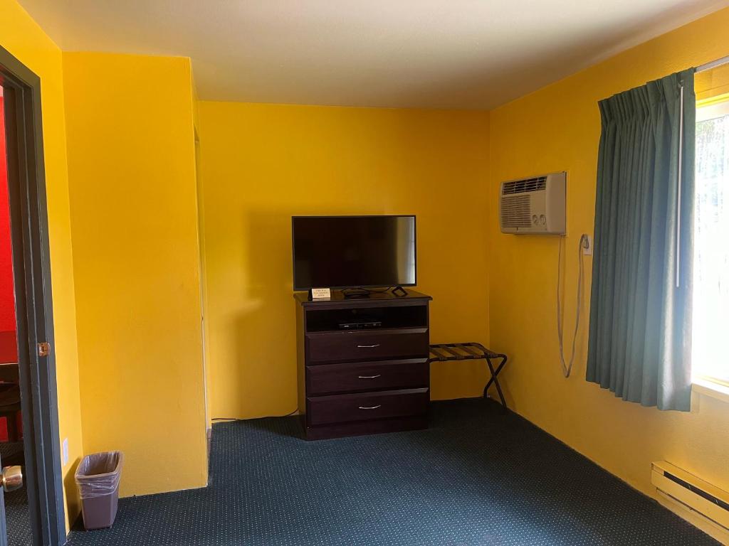 TV a/nebo společenská místnost v ubytování Holly Motel Southampton