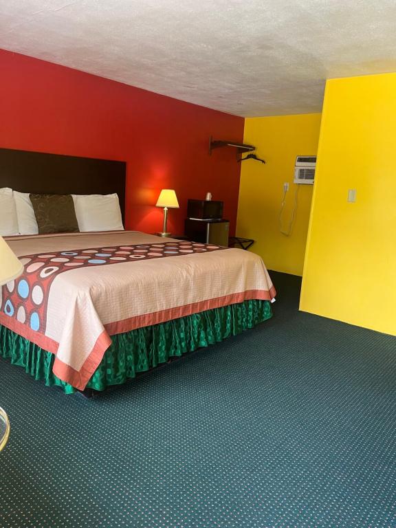 Postel nebo postele na pokoji v ubytování Holly Motel Southampton