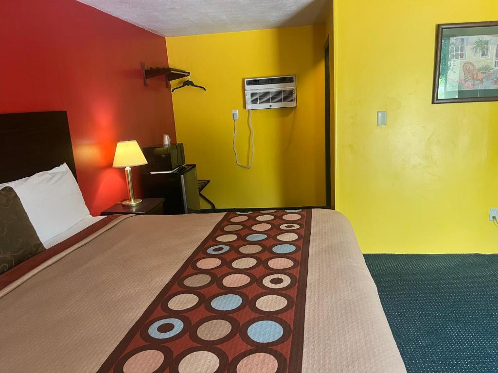 Postel nebo postele na pokoji v ubytování Holly Motel Southampton
