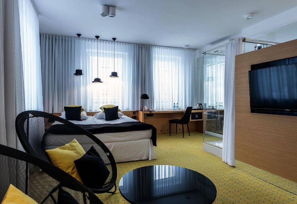 Televízia a/alebo spoločenská miestnosť v ubytovaní Hotel Cristal Białystok