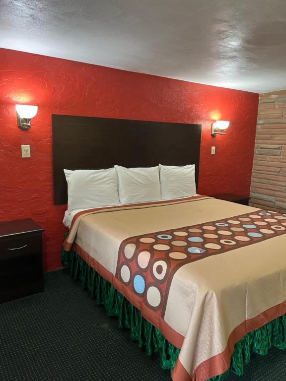 Postel nebo postele na pokoji v ubytování Holly Motel Southampton