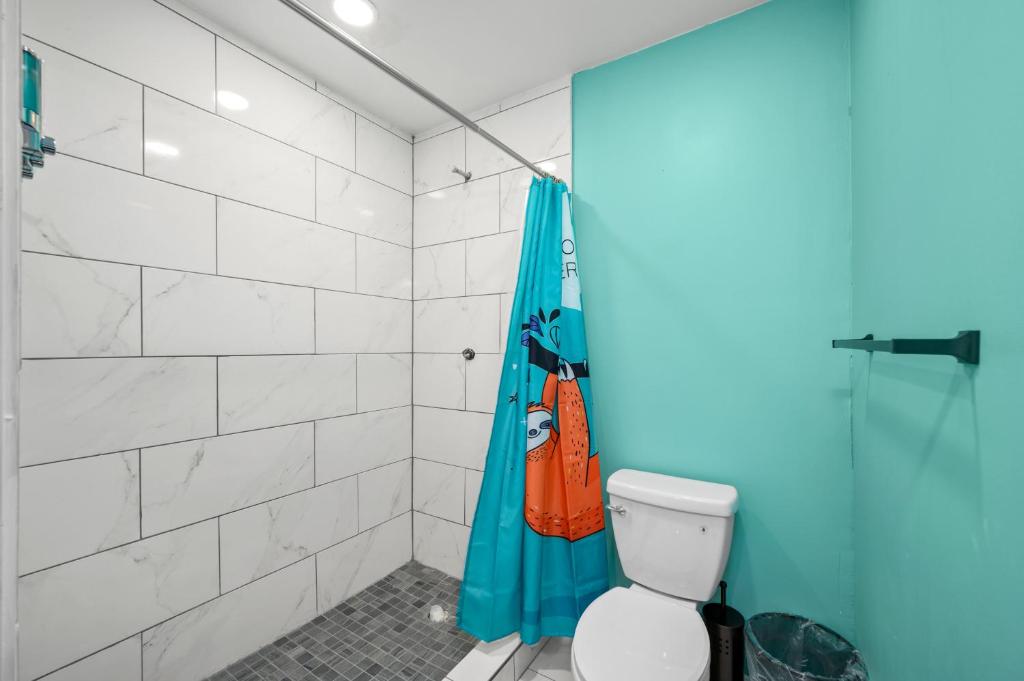 Koupelna v ubytování Mins to Midtown Heights Studio Apt with Free Parking