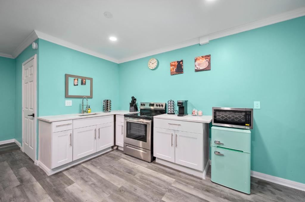 Kuchyň nebo kuchyňský kout v ubytování Mins to Midtown Heights Studio Apt with Free Parking