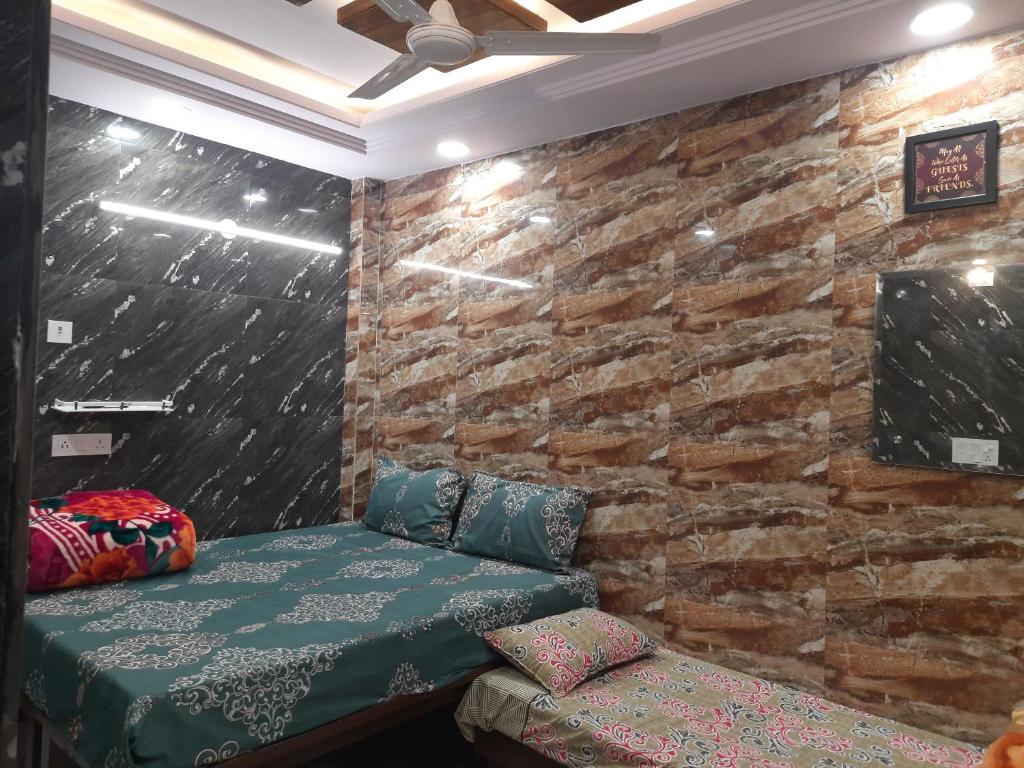Postel nebo postele na pokoji v ubytování Aggarwal luxury rooms with private kitchen having all utensils, gas and fridge, wifi with android tv, fully air conditioning in cream location of lajpat nagar south delhi