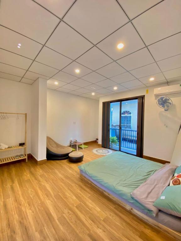 a bedroom with a large bed and a large window at Gạoo Gạo Homestay in Thôn Dương Phẩm