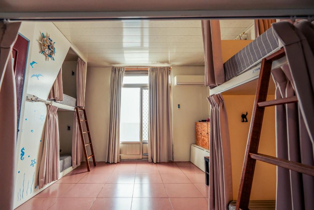 Postel nebo postele na pokoji v ubytování Green Island Ocean Rhythem dive B&B 綠島海韻民宿