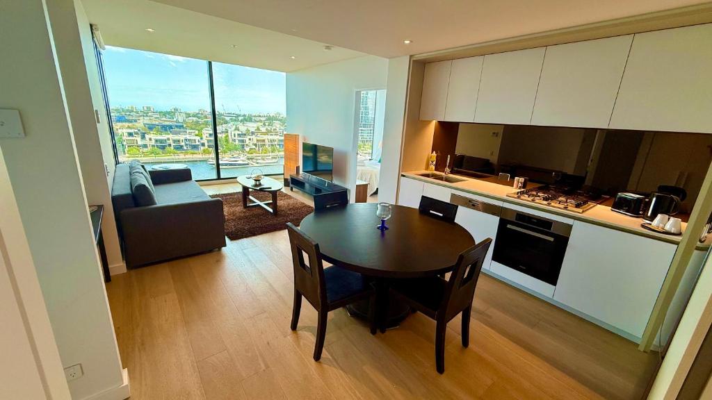 Kuchyň nebo kuchyňský kout v ubytování Yarra Accommodation-Private apartments-Collins Wharf Waterfront, Docklands