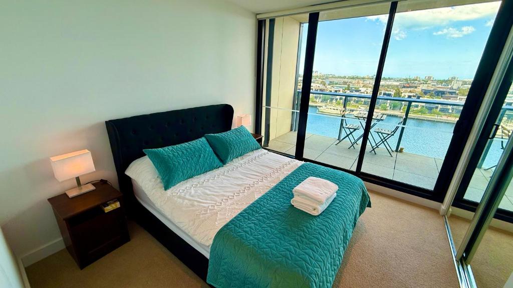 Postel nebo postele na pokoji v ubytování Yarra Accommodation-Private apartments-Collins Wharf Waterfront, Docklands