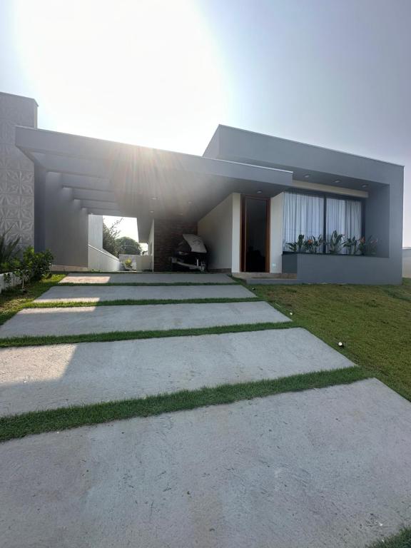 una casa moderna con un camino delante en Rivieira Santa Cristina XIII FJR, en Paranapanema