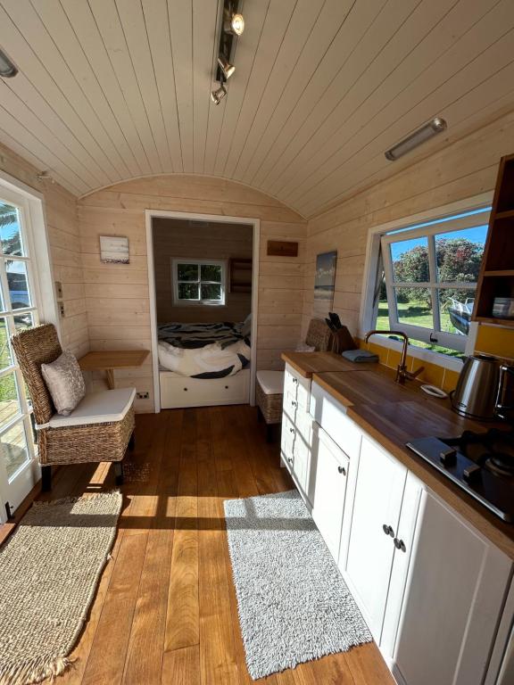 Kuchyň nebo kuchyňský kout v ubytování Gumdiggers Tiny House