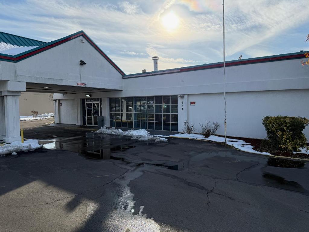ein großes weißes Gebäude mit Schnee davor in der Unterkunft labh inc Motel in Norfolk