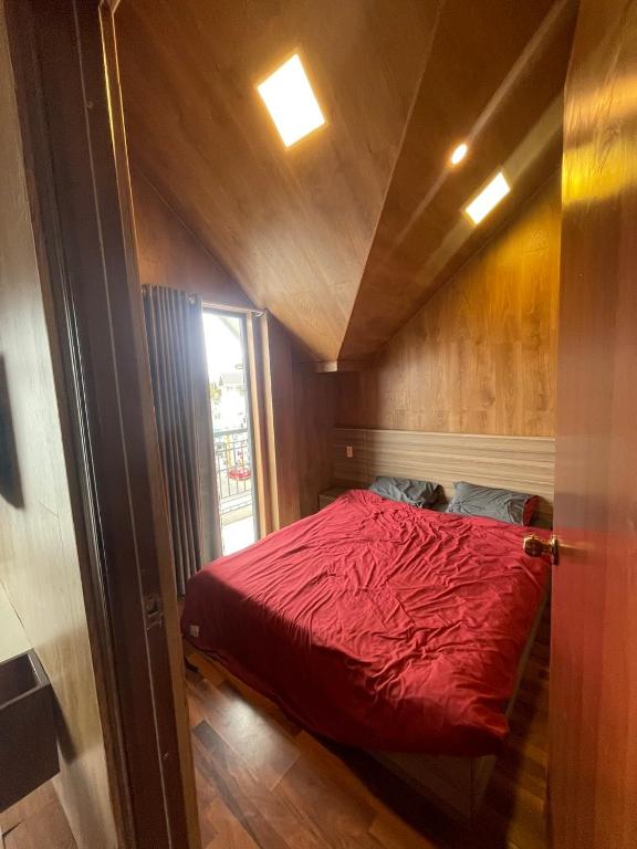 Postel nebo postele na pokoji v ubytování Chang's home
