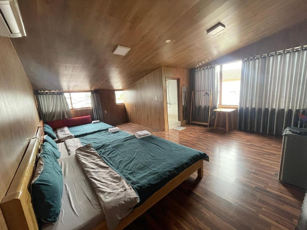 Postel nebo postele na pokoji v ubytování Chang's home