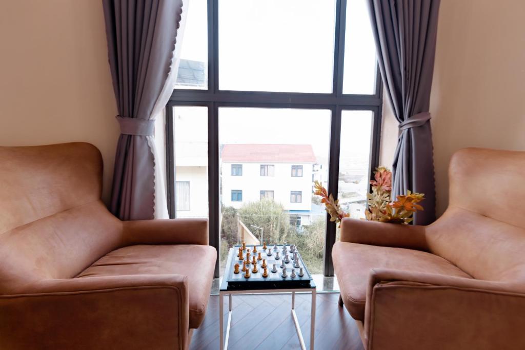 Khu vực ghế ngồi tại Adalia Villa With ValeyView - O'TEL