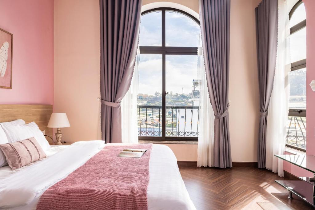 Giường trong phòng chung tại Adalia Villa With ValeyView - O'TEL
