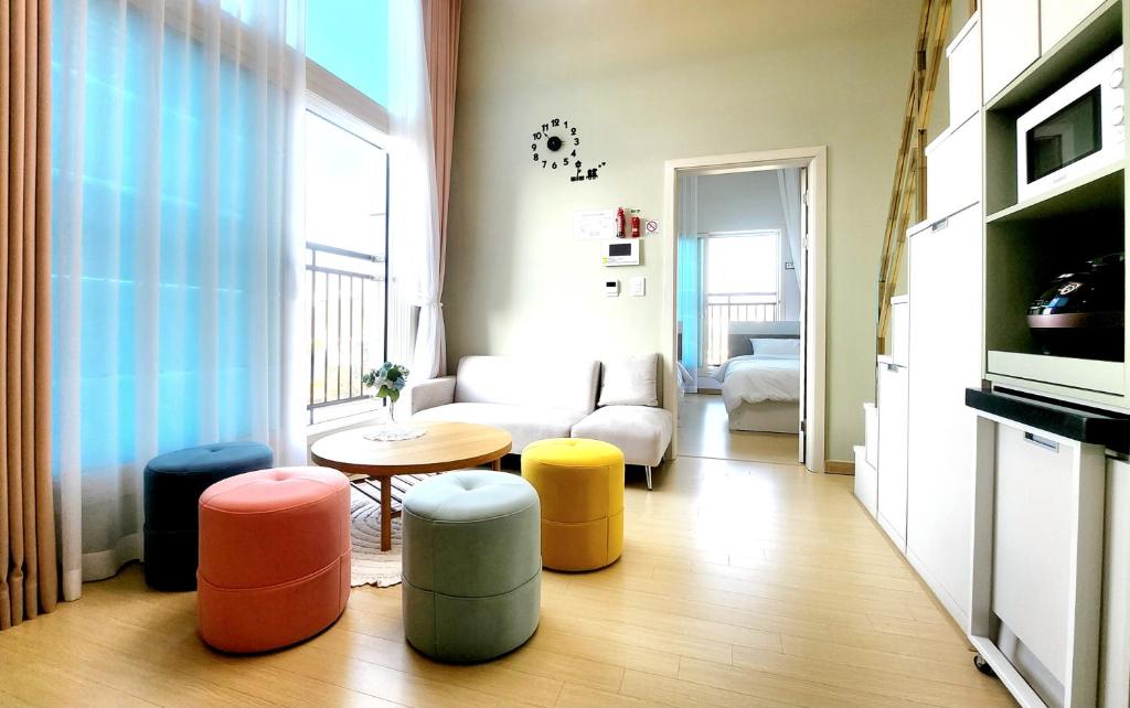 a living room with colorful stools in a room at Hongik University Sinchon Seoul Sirince in Seoul