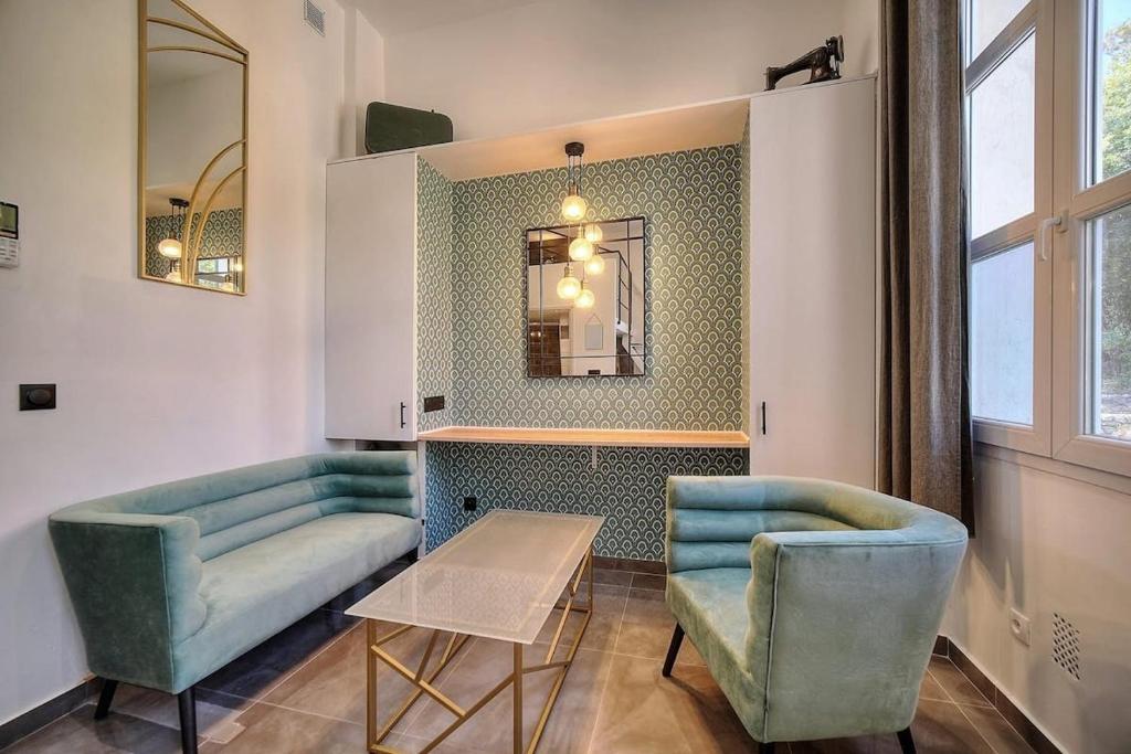 une pièce avec deux chaises, une table et un miroir dans l'établissement Studio Colette mezzanine - 500m FROM THE BEACH, à Cannes