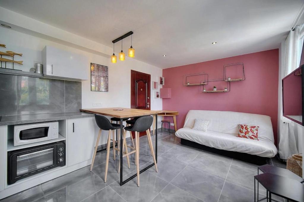 - une cuisine avec une table et un canapé dans une chambre dans l'établissement App. Suzette Duplex - 500m FROM THE BEACH, à Cannes