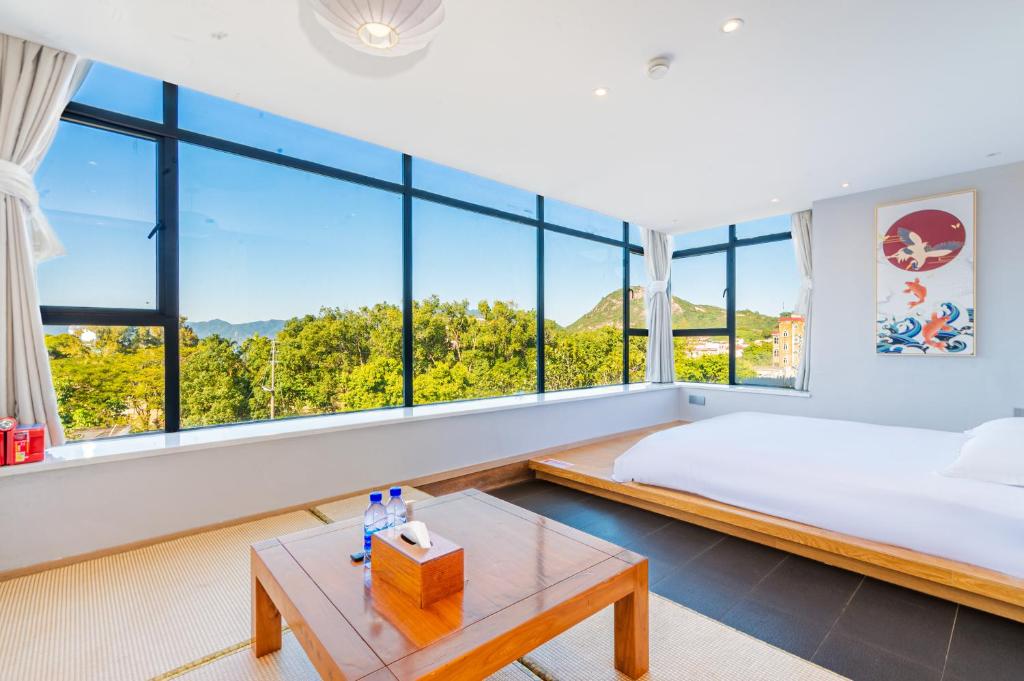 Letto o letti in una camera di Shenzhen Yusu Linting Seaview Inn Judiaosha Branch