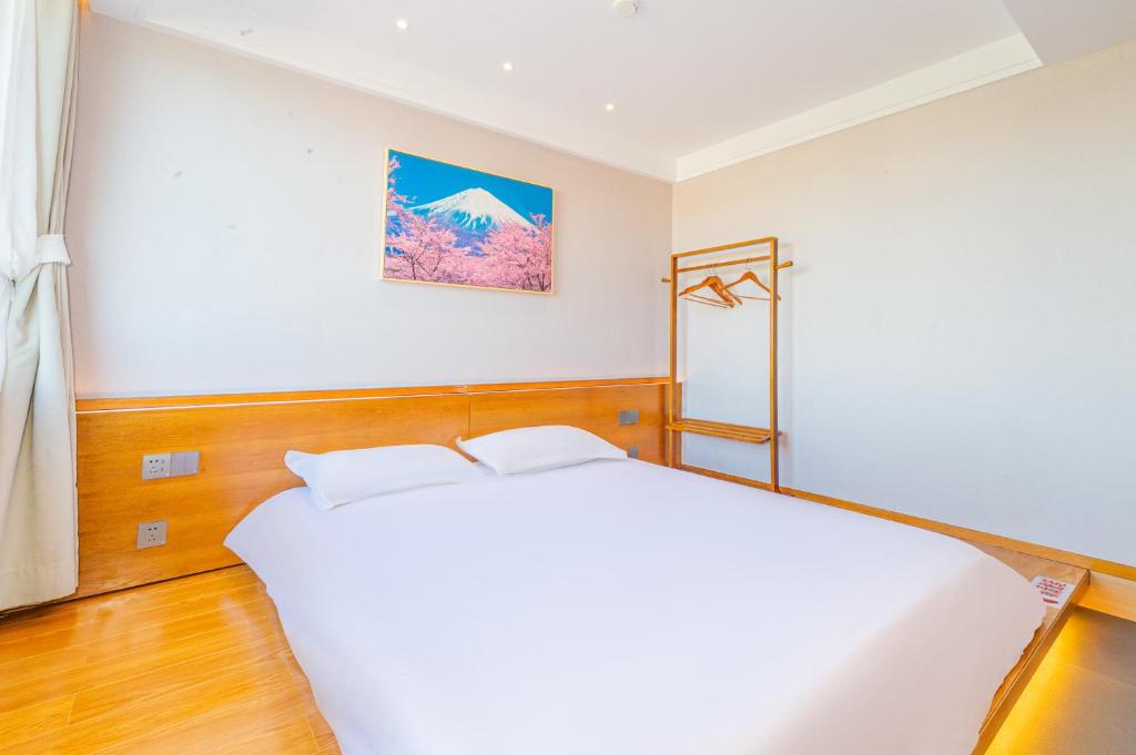 Letto o letti in una camera di Shenzhen Yusu Linting Seaview Inn Judiaosha Branch