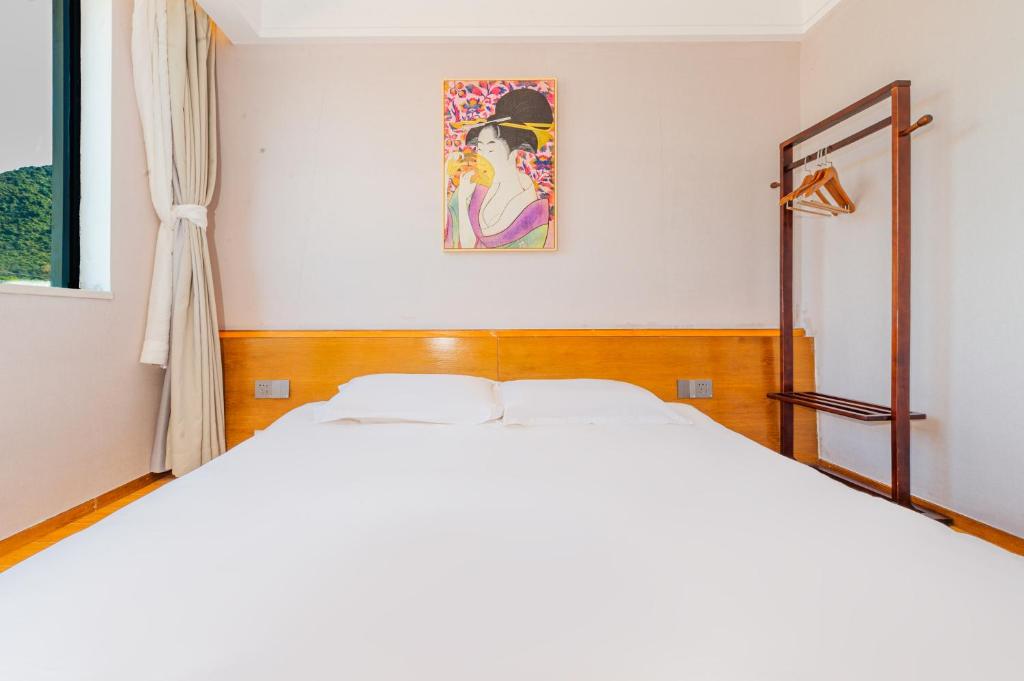 Letto o letti in una camera di Shenzhen Yusu Linting Seaview Inn Judiaosha Branch