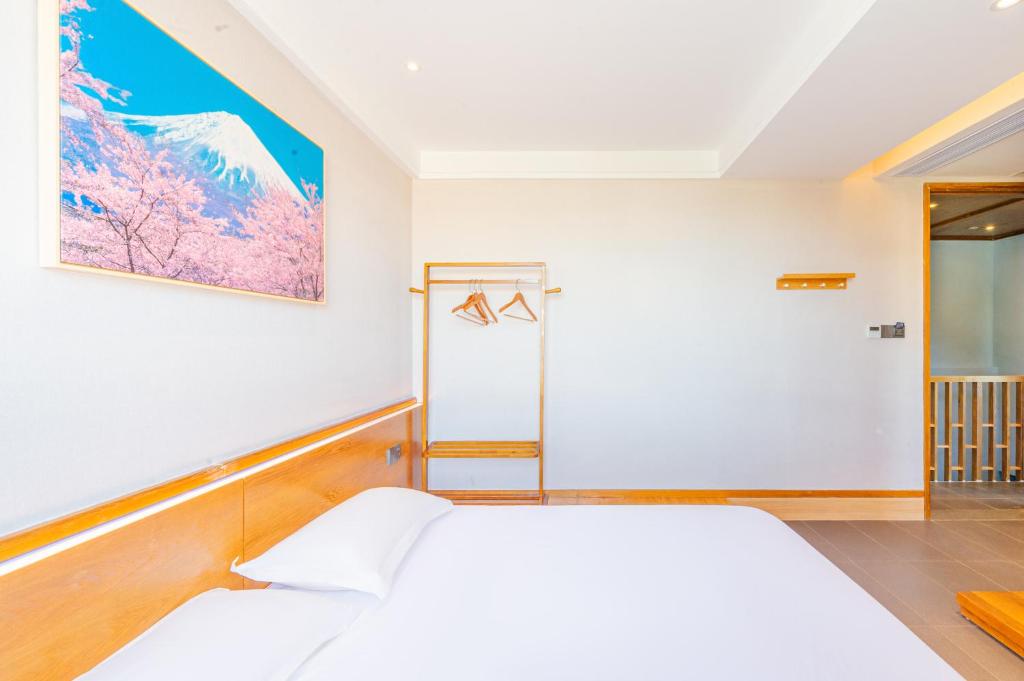 Letto o letti in una camera di Shenzhen Yusu Linting Seaview Inn Judiaosha Branch