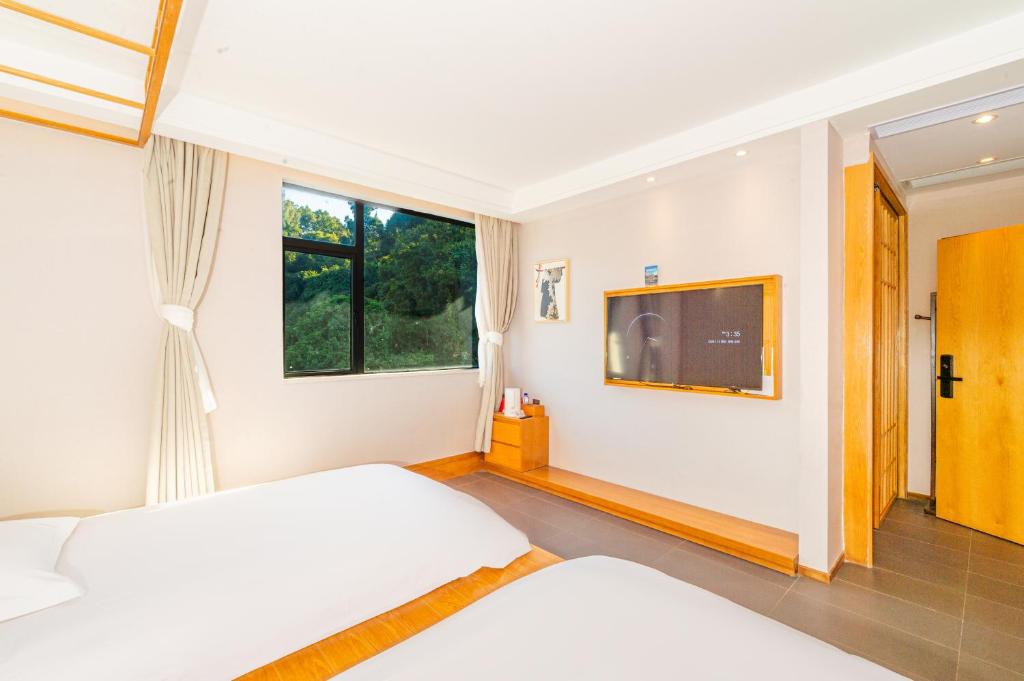 Letto o letti in una camera di Shenzhen Yusu Linting Seaview Inn Judiaosha Branch