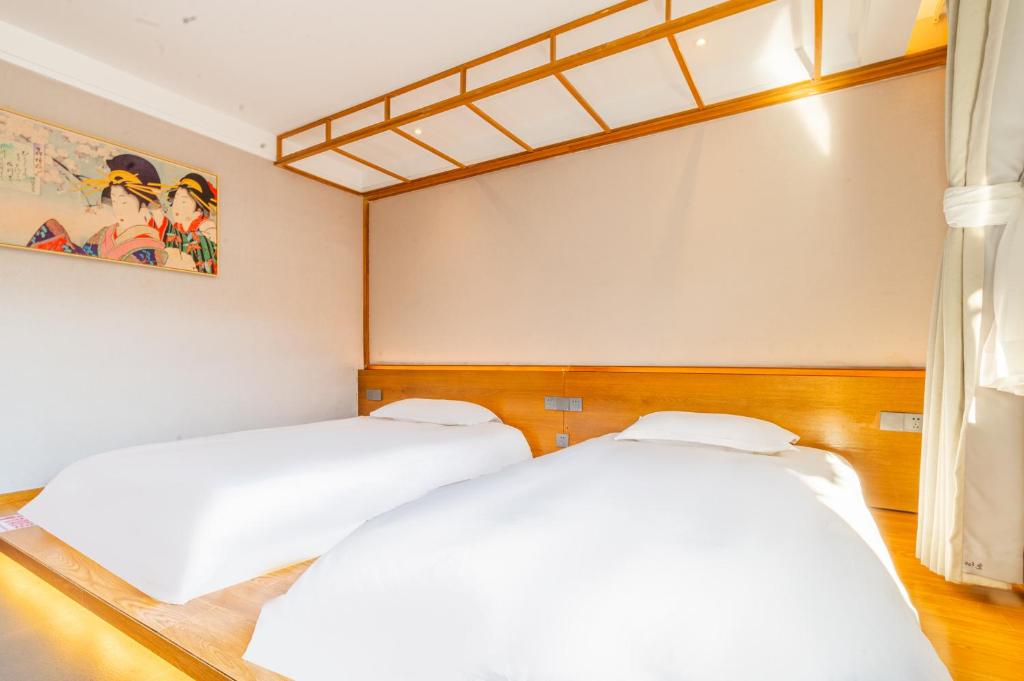Letto o letti in una camera di Shenzhen Yusu Linting Seaview Inn Judiaosha Branch
