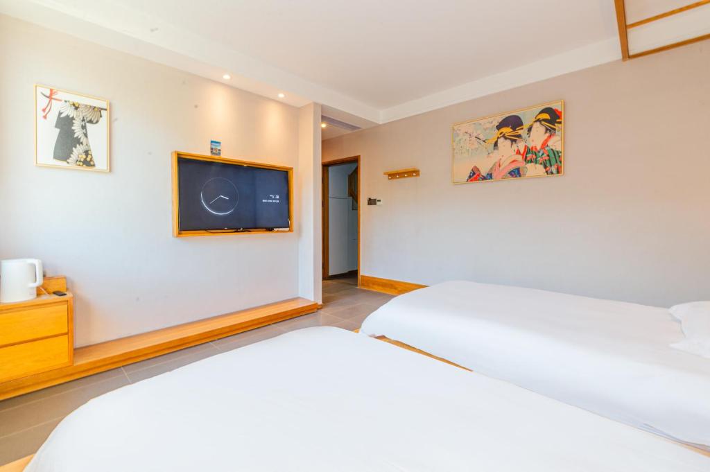 Letto o letti in una camera di Shenzhen Yusu Linting Seaview Inn Judiaosha Branch