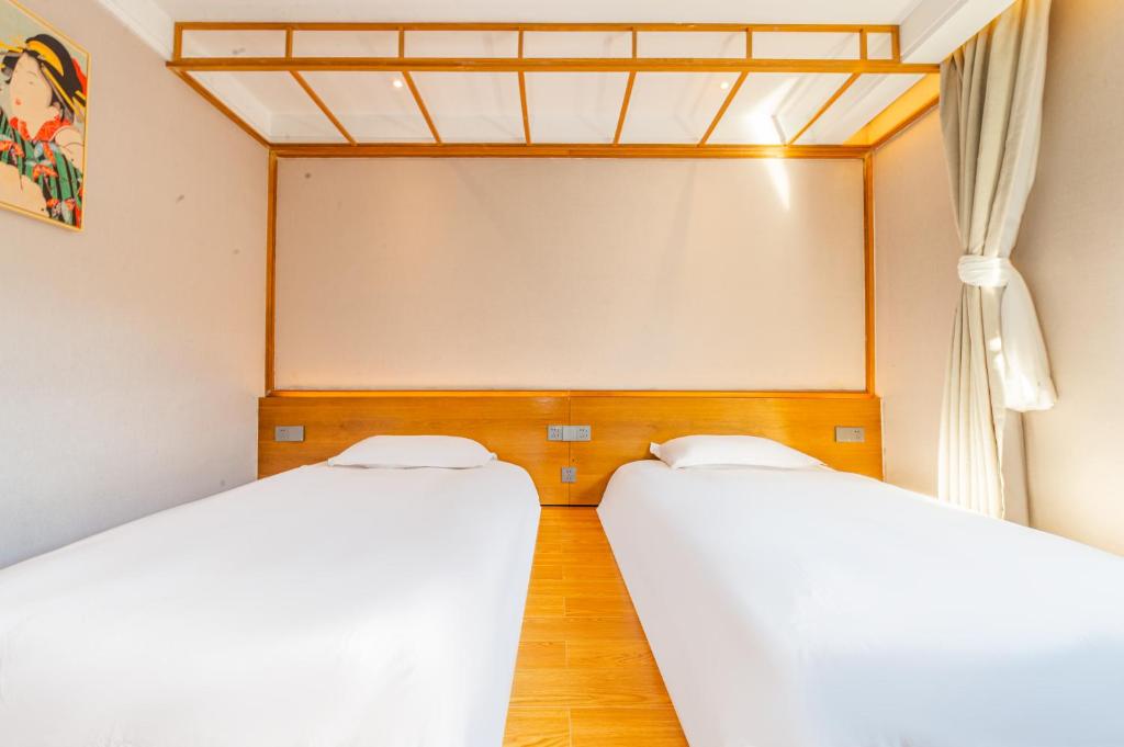 Letto o letti in una camera di Shenzhen Yusu Linting Seaview Inn Judiaosha Branch