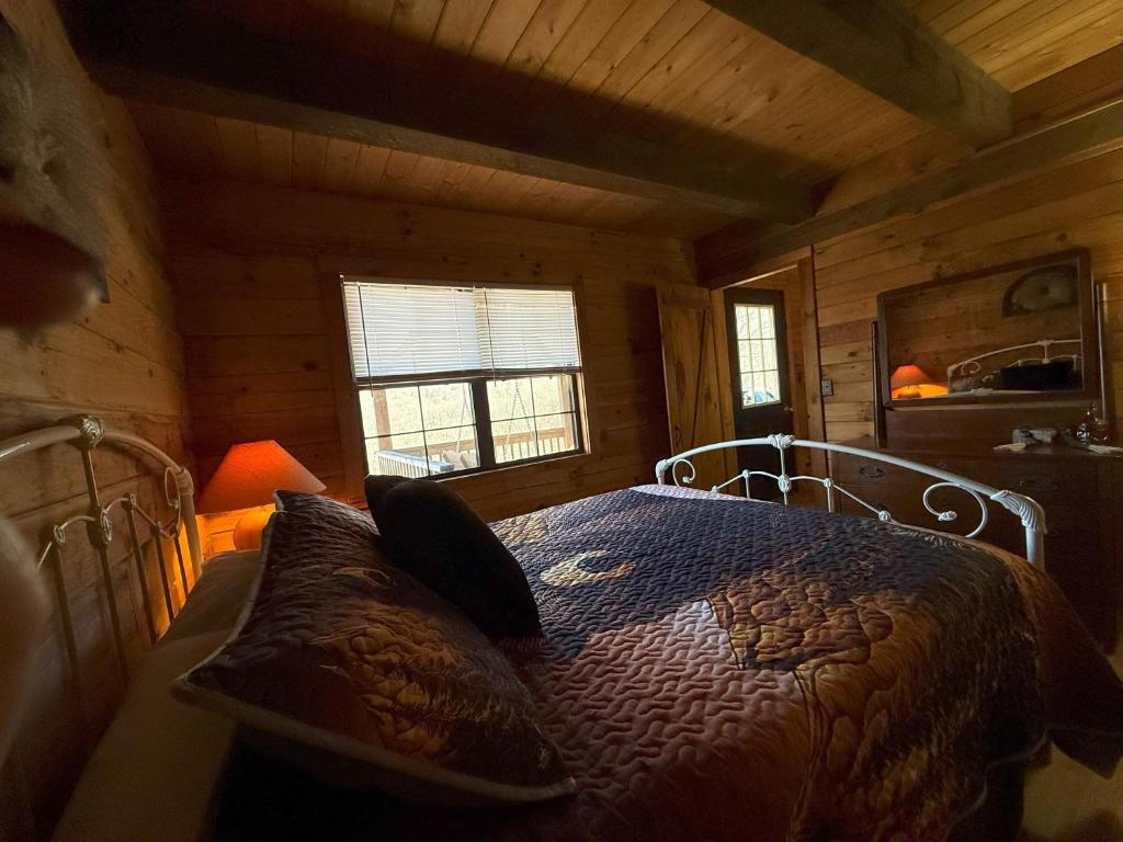Postel nebo postele na pokoji v ubytování Sleepy Bear Cabin-Watch the Sunset, Dogs welcome with Pet Rate