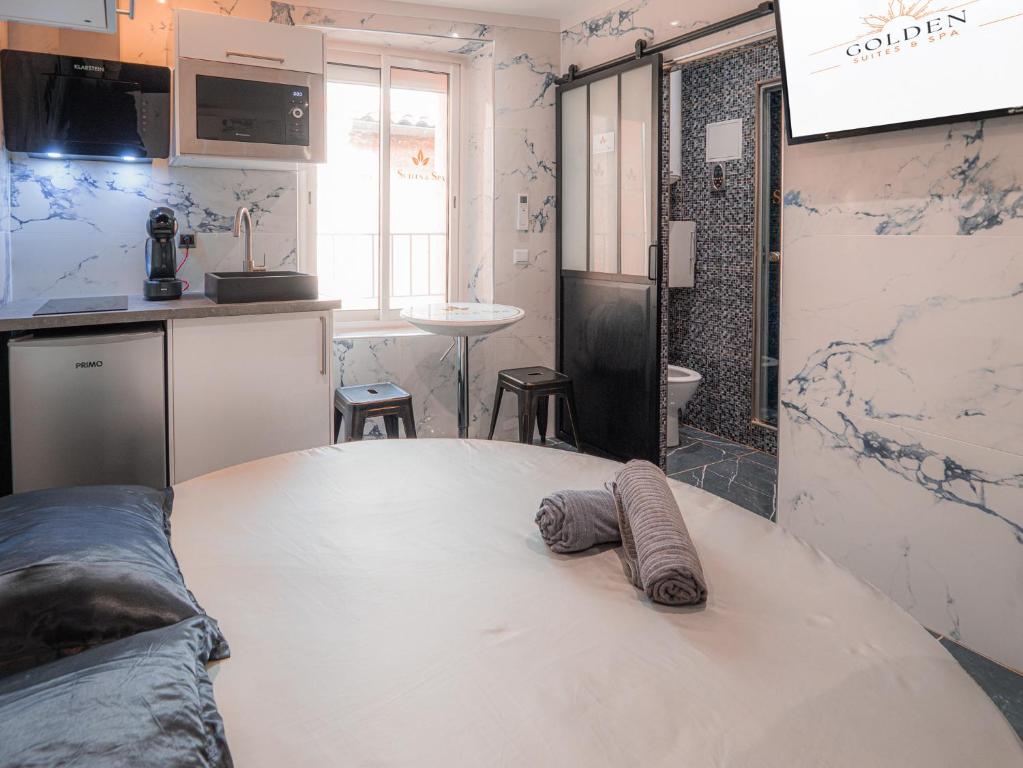 Kuchyň nebo kuchyňský kout v ubytování Le Saphir Spa & Jacuzzi