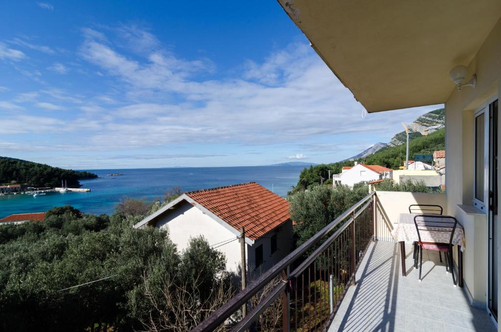 balcón con vistas al océano en Apartments Dalmatin, en Žuljana