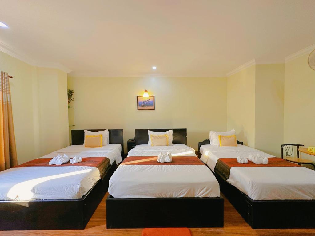 Postel nebo postele na pokoji v ubytování Leng Sengna Hotel