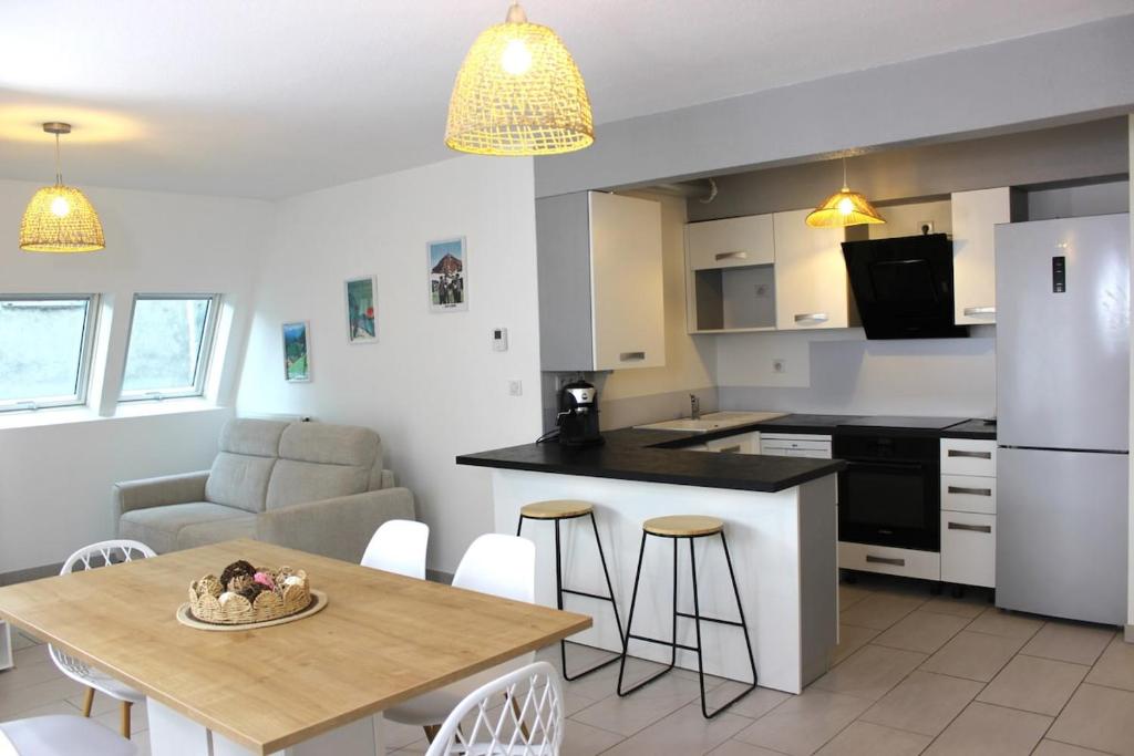 Η κουζίνα ή μικρή κουζίνα στο Appartement l'esprit de Lourdes, proche sanctuaire et gare, vue sur le château