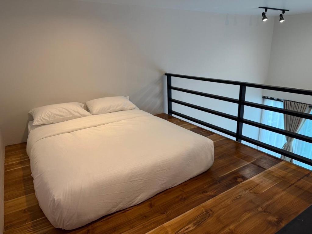 Un pat sau paturi într-o cameră la Heaven space resort