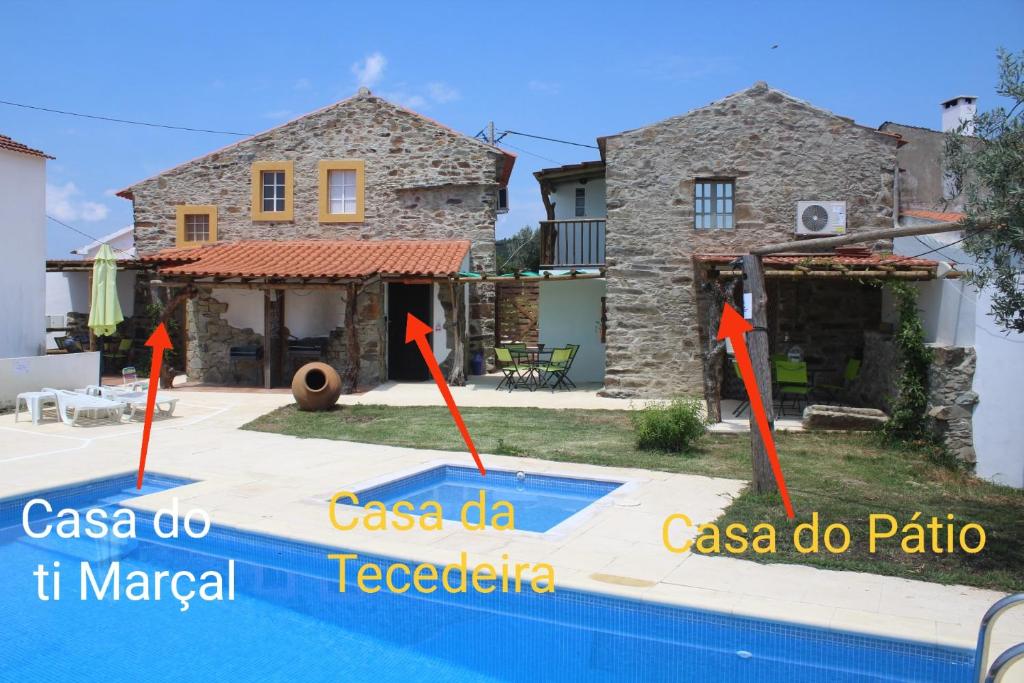 una villa con piscina di fronte a una casa di Monte Cimeiro a Chaveirinha