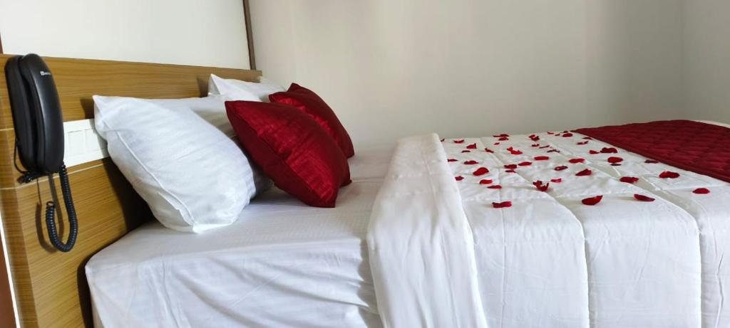 Postel nebo postele na pokoji v ubytování Hotel Eden Palace