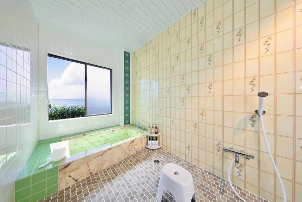 白浜町にある絶景貸切別荘in山海荘 無料専用BBQスペースと駐車場付のバスルーム(シャワー、バスタブ付)、窓が備わります。