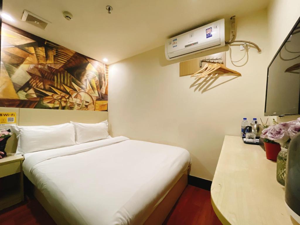 Postel nebo postele na pokoji v ubytování EMi Hotel Guangzhou International Convention and Exhibition Center Guangzhou Tower Branch