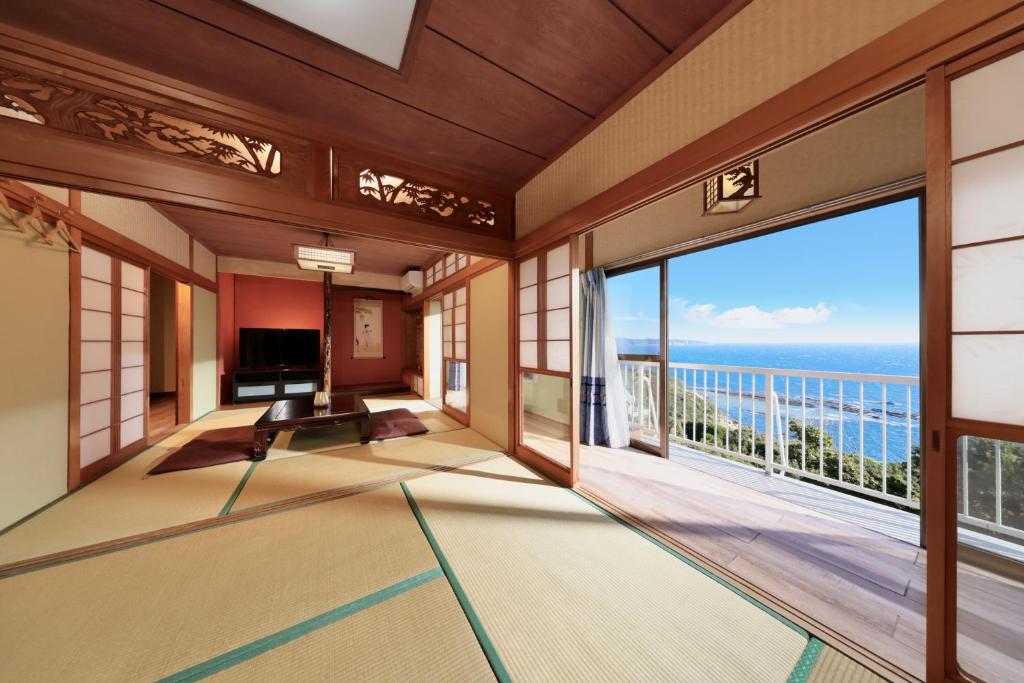 白浜町にある絶景貸切別荘in山海荘 無料専用BBQスペースと駐車場付の海の景色を望む客室です。